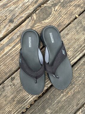 Skechers Women’s Black and Gray Foam Flip-Flop Sandals
